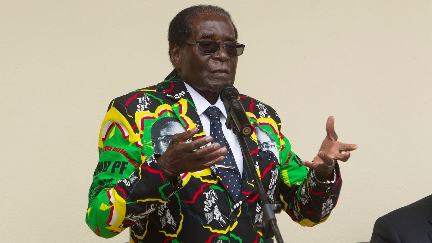 Simbabwes Staatschef Robert Mugabe in buntem Anzug