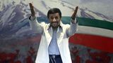 Mahmud Ahmadinejad in einer weißen Jacke