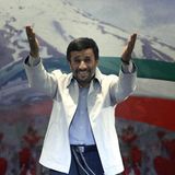 Mahmud Ahmadinejad in einer weißen Jacke