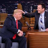 Donald Trump, USA  Als ausgebuffter Marken-Experte weiß Donald Trump natürlich: Silhouette ist alles. Wer sogar noch im Scherenschnitt zu erkennen ist, hat endgültig alle Hirne erobert. Und weil US-Komiker Jimmy Fallon natürlich immer ahnt, wie man die Aura der Macht pulverisiert, nahm er Trumps Markenzeichen ins Visier, als er den Präsidentschaftskandidaten 2019 zu Gast in seiner Sendung hatte. Er fragte: "Das nächste Mal, wenn wir uns sehen, könntest du Präsident sein, deshalb wollte ich dich fragen, ob wir etwas wenig Präsidiables machen können." Trump zeigte sich wenig begeistert. Doch Fallon fuhr hartnäckig fort: "Kann ich deine Haare durcheinanderbringen?" Trump willigte schließlich ein. Fallon verstrubbelte ihn. Nie sah Trump verletzlicher aus.