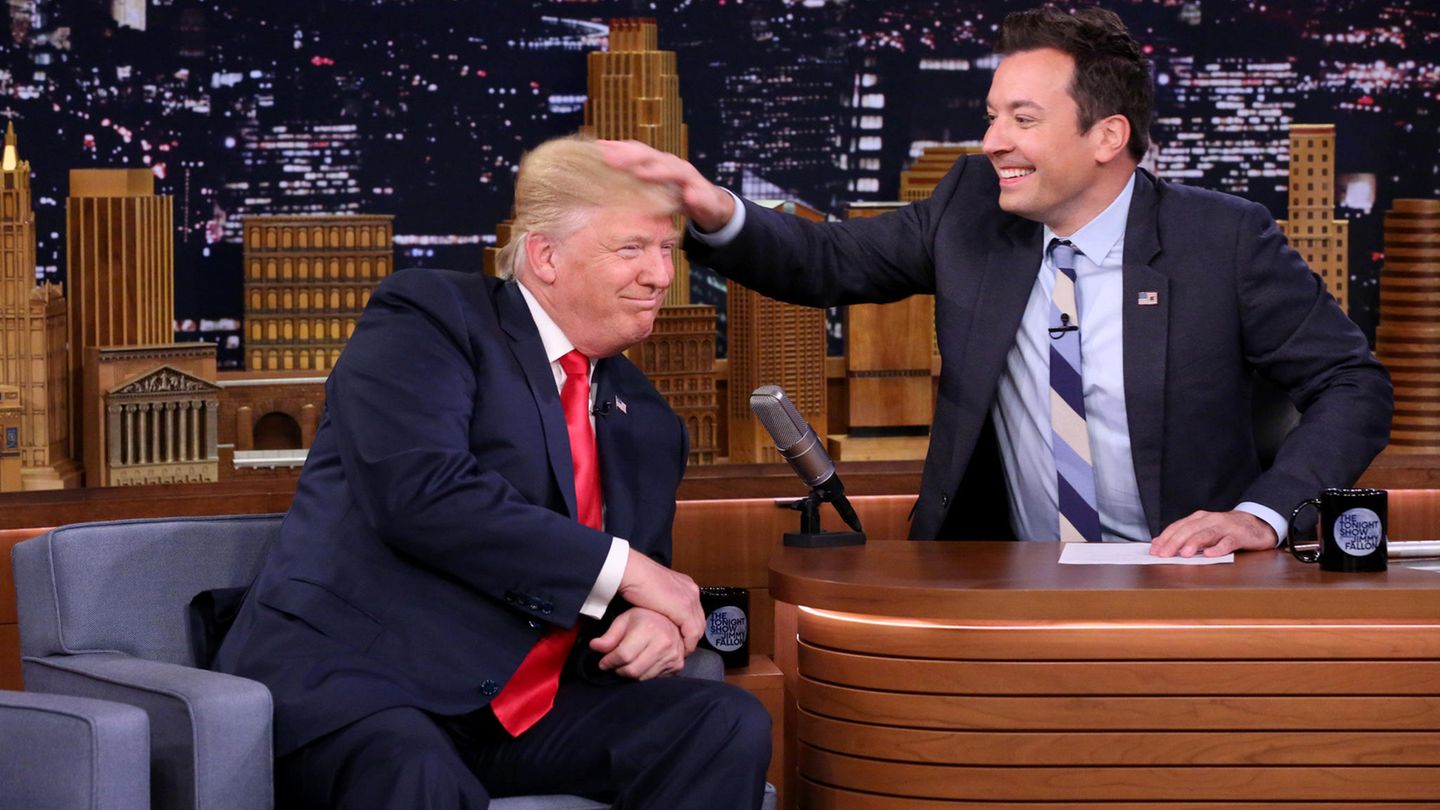 Donald Trump, USA  Als ausgebuffter Marken-Experte weiß Donald Trump natürlich: Silhouette ist alles. Wer sogar noch im Scherenschnitt zu erkennen ist, hat endgültig alle Hirne erobert. Und weil US-Komiker Jimmy Fallon natürlich immer ahnt, wie man die Aura der Macht pulverisiert, nahm er Trumps Markenzeichen ins Visier, als er den Präsidentschaftskandidaten 2019 zu Gast in seiner Sendung hatte. Er fragte: "Das nächste Mal, wenn wir uns sehen, könntest du Präsident sein, deshalb wollte ich dich fragen, ob wir etwas wenig Präsidiables machen können." Trump zeigte sich wenig begeistert. Doch Fallon fuhr hartnäckig fort: "Kann ich deine Haare durcheinanderbringen?" Trump willigte schließlich ein. Fallon verstrubbelte ihn. Nie sah Trump verletzlicher aus.