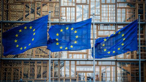 Flaggen der Europäischen Union wehen im Wind vor dem Europa-Gebäude
