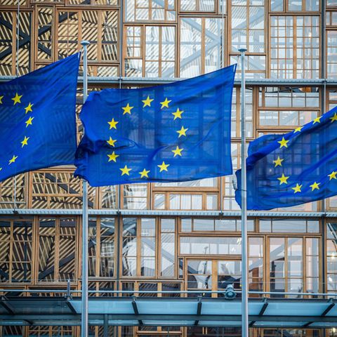 Flaggen der Europäischen Union wehen im Wind vor dem Europa-Gebäude