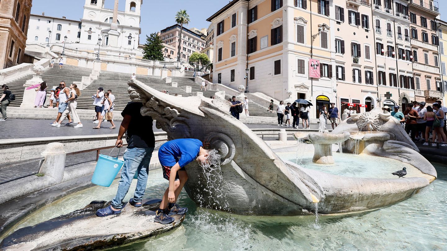 Einmal den Kopf unters kalte Wasser halten: Gut, dass es in Rom einige Brunnen gibt. Doch allen ist klar, dass das in Zeiten des Klimawandels nicht mehr ausreicht. Die Stadt soll deshalb begrünt werden. Derzeit werden 100.000 Bäume hochgepäppelt, die Schatten spenden sollen. Auch in viele andere italienische Kommunen versuchen den hohen Temperaturen etwas entgegenzusetzen: mit neuen Architekturprojekten, mit strikten Verbotszonen für Autos und auch mit staatlichen Zuschüssen für Hausbesitzer, die der Umwelt zuliebe umrüsten.