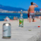 Leere Flaschen und Dosen sammeln sich am Strand auf La Palma. Der Massentourismus in Spanien führt an Brennpunkten wie Barcelona, den Kanaren oder vor allem den Balearen zu erheblichen Umweltproblemen. Auf Mallorca und den anderen Baleareninseln versucht die Regierung gegenzusteuern. Seit 2022 gilt dort ein Gesetz zur Nachhaltigkeit und Kreislaufwirtschaft im Tourismusbereich. So sollen Hotels, Restaurants und andere Teile der Tourismusindustrie gezwungen werden, umweltfreundlicher zu wirtschaften. Sie müssen darlegen, wie viel Energie und Wasser sie bisher verbrauchen, welchen Müll sie produzieren und woher sie ihre Lebensmittel beziehen. Dann müssen sie sparen: Bei der Energie, beim Wasser, beim Müll. Es geht auch um Photovoltaikanlagen, eine Isolierung der Häuser und die Nutzung von Abluftwärme.