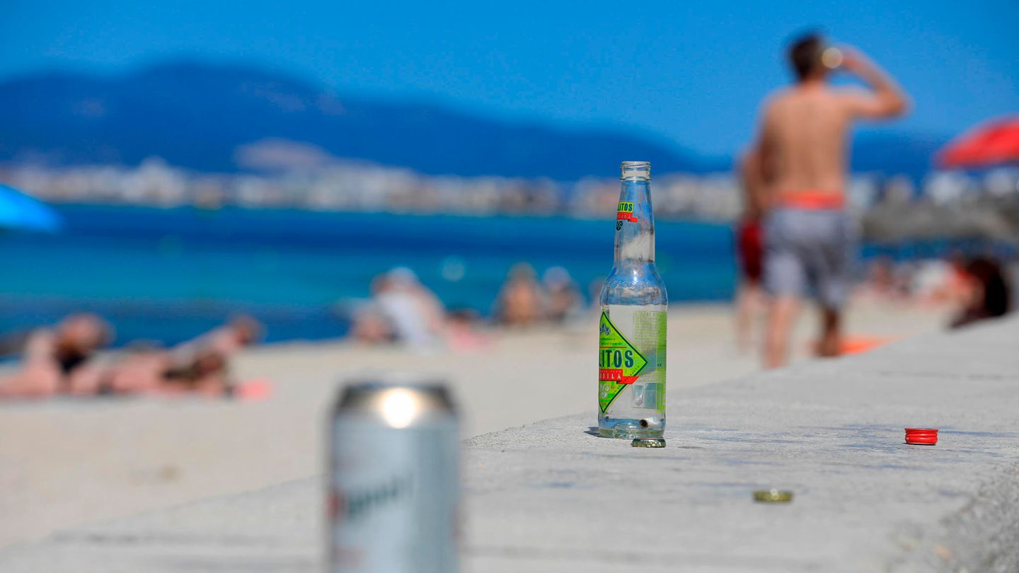 Spanien Leere Flaschen und Dosen sammeln sich am Strand auf La Palma. Der Massentourismus in Spanien führt an Brennpunkten wie Barcelona, den Kanaren oder vor allem den Balearen zu erheblichen Umweltproblemen. Auf Mallorca und den anderen Baleareninseln versucht die Regierung gegenzusteuern. Seit 2022 gilt dort ein Gesetz zur Nachhaltigkeit und Kreislaufwirtschaft im Tourismusbereich. So sollen Hotels, Restaurants und andere Teile der Tourismusindustrie gezwungen werden, umweltfreundlicher zu wirtschaften. Sie müssen darlegen, wie viel Energie und Wasser sie bisher verbrauchen, welchen Müll sie produzieren und woher sie ihre Lebensmittel beziehen. Dann müssen sie sparen: Bei der Energie, beim Wasser, beim Müll. Es geht auch um Photovoltaikanlagen, eine Isolierung der Häuser und die Nutzung von Abluftwärme.