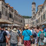 Touristenmassen schieben sich durch die kroatische Stadt Dubrovnik. Das Architektur-Juwel mit seiner pittoresken Seefestung kämpft mit Überfüllung. Eine Strategie für die Entwicklung eines nachhaltigen Tourismus bis 2030 soll helfen. Für diese soll eine Milliarde Euro locker gemacht werden. Nun sollen touristische Destinationen abseits der Adriaküste entwickelt werden. Dazu gehört der Ausbau des Wellness- und Gesundheitstourismus. Leicht verfallene Sanatorien könnten sich durch Renovierung zu einem zeitgemäßen Angebot mausern. 