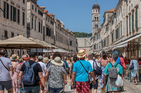 Touristenmassen schieben sich durch die kroatische Stadt Dubrovnik. Das Architektur-Juwel mit seiner pittoresken Seefestung kämpft mit Überfüllung. Eine Strategie für die Entwicklung eines nachhaltigen Tourismus bis 2030 soll helfen. Für diese soll eine Milliarde Euro locker gemacht werden. Nun sollen touristische Destinationen abseits der Adriaküste entwickelt werden. Dazu gehört der Ausbau des Wellness- und Gesundheitstourismus. Leicht verfallene Sanatorien könnten sich durch Renovierung zu einem zeitgemäßen Angebot mausern. 