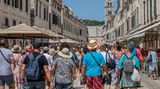 Touristenmassen schieben sich durch die kroatische Stadt Dubrovnik. Das Architektur-Juwel mit seiner pittoresken Seefestung kämpft mit Überfüllung. Eine Strategie für die Entwicklung eines nachhaltigen Tourismus bis 2030 soll helfen. Für diese soll eine Milliarde Euro locker gemacht werden. Nun sollen touristische Destinationen abseits der Adriaküste entwickelt werden. Dazu gehört der Ausbau des Wellness- und Gesundheitstourismus. Leicht verfallene Sanatorien könnten sich durch Renovierung zu einem zeitgemäßen Angebot mausern. 
