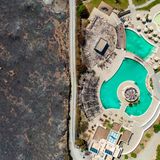 Tourismus und Klimawandel sind für das Land ein Dilemma: Einerseits muss es auf Klimaschutz setzen, weil es zunehmend von Trockenheit, Überschwemmungen und Waldbränden heimgesucht wird. Andererseits sind die Griechen auf den Tourismus angewiesen, einem der wichtigsten Faktoren der griechischen Volkswirtschaft.  Jetzt will die Regierung zwei Milliarden Euro in den Zivil- und den Klimaschutz stecken. Man wolle zum Vorreiter für neue Lösungen und nachhaltigen Tourismus werden, heißt es. Dazu zählen kleine örtliche Maßnahmen, etwa auf der Insel Tilos, deren Einwohner den Müll mittlerweile zu 90 Prozent recyceln, oder auf der Insel Astypalea, die vollständig auf E-Mobilität und grüne Energie umgestellt werden soll. Positiv fällt die Bilanz beim Ökostrom aus: Wind- und Sonnenkraft machen mittlerweile gut die Hälfte der griechischen Energie aus.