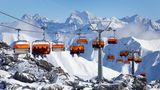 Das Land baut seit Jahren seine Angebote zum nachhaltigen, möglichst klimaschonenden Tourismus aus. Busse und Bahnen sollen attraktiver werden. Im Bundesland Salzburg können dort nächtigende Touristen ab Juli 2025 in allen öffentlichen Verkehrsmitteln gegen einen geringen Betrag mitfahren. Andere Regionen bieten Ähnliches. Viel getan hat sich im Wintertourismus: Mit Sonnenkraft betriebene Lifte, Pistenfahrzeuge, die mit Biokraftstoffen unterwegs sind, Beschneiungsanlagen, die zu 90 Prozent mit erneuerbarer Energie laufen. Insgesamt ist nach Angaben der Österreich Werbung der Energieverbrauch pro Nächtigung in den vergangenen Jahren deutlich gesunken.   Angesichts schneeärmerer Winter sollen in den niedriger gelegenen Gebieten Alternativen zum Skifahren entwickelt werden. Die Hauptstadt Wien setzt auf das Begrünen von Straßenzügen und weist Urlauber via App auf Hunderte Trinkbrunnen sowie auf die mehr als 100 Nebelduschen hin.