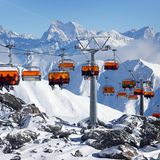 Das Land baut seit Jahren seine Angebote zum nachhaltigen, möglichst klimaschonenden Tourismus aus. Busse und Bahnen sollen attraktiver werden. Im Bundesland Salzburg können dort nächtigende Touristen ab Juli 2025 in allen öffentlichen Verkehrsmitteln gegen einen geringen Betrag mitfahren. Andere Regionen bieten Ähnliches. Viel getan hat sich im Wintertourismus: Mit Sonnenkraft betriebene Lifte, Pistenfahrzeuge, die mit Biokraftstoffen unterwegs sind, Beschneiungsanlagen, die zu 90 Prozent mit erneuerbarer Energie laufen. Insgesamt ist nach Angaben der Österreich Werbung der Energieverbrauch pro Nächtigung in den vergangenen Jahren deutlich gesunken.   Angesichts schneeärmerer Winter sollen in den niedriger gelegenen Gebieten Alternativen zum Skifahren entwickelt werden. Die Hauptstadt Wien setzt auf das Begrünen von Straßenzügen und weist Urlauber via App auf Hunderte Trinkbrunnen sowie auf die mehr als 100 Nebelduschen hin.