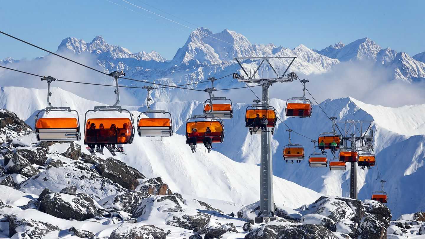 Österreich Das Land baut seit Jahren seine Angebote zum nachhaltigen, möglichst klimaschonenden Tourismus aus. Busse und Bahnen sollen attraktiver werden. Im Bundesland Salzburg können dort nächtigende Touristen ab Juli 2025 in allen öffentlichen Verkehrsmitteln gegen einen geringen Betrag mitfahren. Andere Regionen bieten Ähnliches. Viel getan hat sich im Wintertourismus: Mit Sonnenkraft betriebene Lifte, Pistenfahrzeuge, die mit Biokraftstoffen unterwegs sind, Beschneiungsanlagen, die zu 90 Prozent mit erneuerbarer Energie laufen. Insgesamt ist nach Angaben der Österreich Werbung der Energieverbrauch pro Nächtigung in den vergangenen Jahren deutlich gesunken. Angesichts schneeärmerer Winter sollen in den niedriger gelegenen Gebieten Alternativen zum Skifahren entwickelt werden. Die Hauptstadt Wien setzt auf das Begrünen von Straßenzügen und weist Urlauber via App auf Hunderte Trinkbrunnen sowie auf die mehr als 100 Nebelduschen hin.