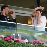 Das Ehepaar Jack Brooksbank und Prinzessin Eugenie genießt die kinderfreie Zeit und gönnt sich einen Drink