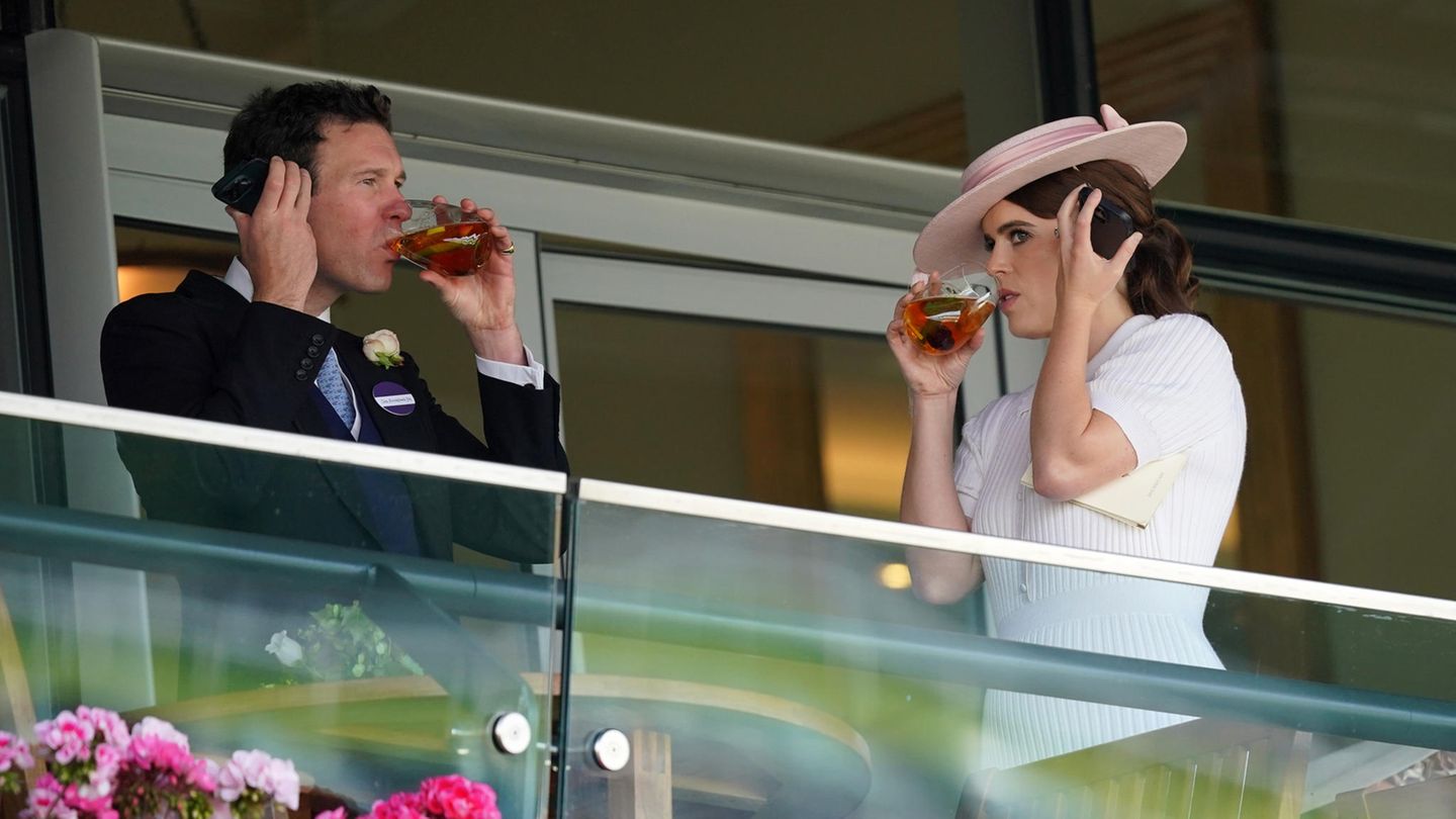 Das Ehepaar Jack Brooksbank und Prinzessin Eugenie genießt die kinderfreie Zeit und gönnt sich einen Drink