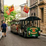 In Genf und anderen Schweizer Städten können Gäste ab einer Hotelübernachtung gratis Bus und Straßenbahn fahren, um den Verkehr zu reduzieren. Im Kanton Tessin gibt es dafür sogar das Ticino-Ticket, das im ganzen Kanton von den Bergen im Norden bis zum Lago Maggiore und dem Luganersee gilt. Die Gemeinde Lauterbrunnen im Berner Oberland überlegt, die Blechlawine in das Bergdorf mit teils kilometerlangen Staus durch eine Eintrittsgebühr ähnlich wie Venedig zu reduzieren. Das zielt lediglich auf die Tagestouristen, die nur fürs Selfie vor imposanter Bergkulisse kommen und in der Region gar nicht übernachten.