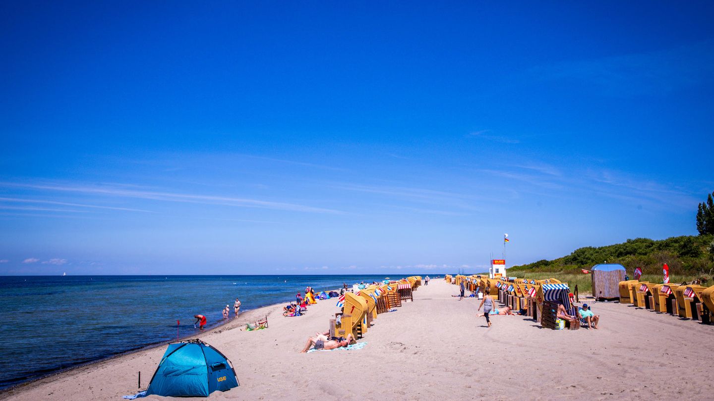 Ostsee 2023 wurde in Mecklenbuerg-Vorpommern erstmals der Klima-Fußabdruck der Urlauber gemessen. Der Großteil der Emissionen entfiel mit 46 Prozent auf die Mobilität. Zur Hauptsaison leiden vor allem die Inseln und die Region Fischland-Darß-Zingst unter hohem Urlauberverkehr. Einige Kommunen versuchen mit kostenlosen Bus-Angeboten gegenzusteuern. Grüne Hotels und Bio-Hotels in Ostdeutschland bieten klimaneutrale Übernachtungen an. Am Kreuzfahrtstandort Warnemünde sind zwei Landstromanlagen installiert, mit denen entsprechend ausgerüstete Schiffe bei Liegezeiten die Stromversorgung ohne laufende Dieselmotoren und damit emissionsarm sichern.