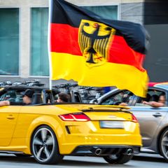Fans fahren mit Deutschlandfahnen durch die Leopoldstraße in München