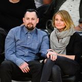 Cameron Diaz: "Wir sollten getrennte Schlafzimmer als etwas Normales betrachten!"  Die Schauspielerin, die seit 2015 mit dem Musiker Benji Madden verheiratet ist und in diesem Jahr zum zweiten Mal Mutter wurde, outete sich vor kurzem in einem Podcast nicht nur als Solo-Schläferin. Cameron Diaz forderte darin auch mehr Offenheit und weniger Vorurteile. Die 51-Jährige: "Wir sollten getrennte Schlafzimmer als etwas Normales betrachten. Für mich wäre das ideal: Du hast dein Haus, ich habe meins. Wir haben das Familienhaus in der Mitte. Ich gehe und schlafe in meinem Zimmer, du gehst und schläfst in deinem." Kurze Pause: "Und dann haben wir da noch das Schlafzimmer dazwischen, in dem wir zusammenkommen für unsere Beziehung."  