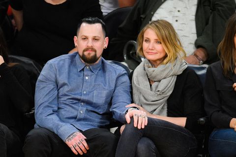 Cameron Diaz: "Wir sollten getrennte Schlafzimmer als etwas Normales betrachten!"  Die Schauspielerin, die seit 2015 mit dem Musiker Benji Madden verheiratet ist und in diesem Jahr zum zweiten Mal Mutter wurde, outete sich vor kurzem in einem Podcast nicht nur als Solo-Schläferin. Cameron Diaz forderte darin auch mehr Offenheit und weniger Vorurteile. Die 51-Jährige: "Wir sollten getrennte Schlafzimmer als etwas Normales betrachten. Für mich wäre das ideal: Du hast dein Haus, ich habe meins. Wir haben das Familienhaus in der Mitte. Ich gehe und schlafe in meinem Zimmer, du gehst und schläfst in deinem." Kurze Pause: "Und dann haben wir da noch das Schlafzimmer dazwischen, in dem wir zusammenkommen für unsere Beziehung."  