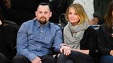 Cameron Diaz: "Wir sollten getrennte Schlafzimmer als etwas Normales betrachten!"  Die Schauspielerin, die seit 2015 mit dem Musiker Benji Madden verheiratet ist und in diesem Jahr zum zweiten Mal Mutter wurde, outete sich vor kurzem in einem Podcast nicht nur als Solo-Schläferin. Cameron Diaz forderte darin auch mehr Offenheit und weniger Vorurteile. Die 51-Jährige: "Wir sollten getrennte Schlafzimmer als etwas Normales betrachten. Für mich wäre das ideal: Du hast dein Haus, ich habe meins. Wir haben das Familienhaus in der Mitte. Ich gehe und schlafe in meinem Zimmer, du gehst und schläfst in deinem." Kurze Pause: "Und dann haben wir da noch das Schlafzimmer dazwischen, in dem wir zusammenkommen für unsere Beziehung."  