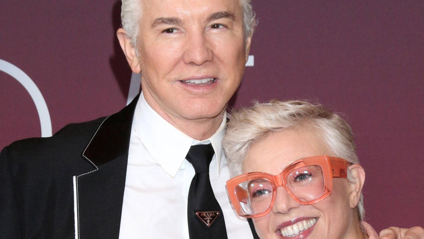 Baz Luhrmann: "Meine Frau und ich schliefen getrennt, um unsere Ehe zu retten!"  Der Regisseur von "Moulin Rouge" und "Elvis" und die berühmte Filmdesignerin beschlossen schon vor Jahren, nachts getrennte Wege zu gehen. Lieber treffen sie sich einmal die Woche im Hotel. "Meine Frau und ich schliefen getrennt, um unsere Ehe zu retten!", erklärte der 61-Jährige. Catherine und er sind seit 1997 verheiratet, arbeiten noch länger zusammen und führen gemeinsam eine Produktionsfirma. "Schon vor geraumer Zeit haben wir erkannt, dass wir beide Raum brauchen. Ich merkte, dass ich im Vorbeigehen Dinge sagte, über die ich nicht angemessen nachgedacht hatte. Es wurde alles zu viel."  Allein zu schlafen war beiden aber auch zu wenig. Luhrmann verriet, dass sie in ihren Luxushäusern in Sidney und New York jeweils ein eigenes Stockwerk bewohnen, aber sich jedes Wochenende verabreden. "Wir haben immer unser Samstag-Nacht-Date. Dann machen wir uns schick und gehen in ein Restaurant oder schauen uns eine Show an, aber meistens reden wir nur und bringen uns auf den neusten Stand. Dann gehen wir in ein Hotel, doch der nächste Tag ist ebenfalls wichtig. Wir relaxen, schauen und gehen nicht vor dem Mittagessen nach Hause." 