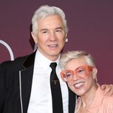 Baz Luhrmann: "Meine Frau und ich schliefen getrennt, um unsere Ehe zu retten!"  Der Regisseur von "Moulin Rouge" und "Elvis" und die berühmte Filmdesignerin beschlossen schon vor Jahren, nachts getrennte Wege zu gehen. Lieber treffen sie sich einmal die Woche im Hotel. "Meine Frau und ich schliefen getrennt, um unsere Ehe zu retten!", erklärte der 61-Jährige. Catherine und er sind seit 1997 verheiratet, arbeiten noch länger zusammen und führen gemeinsam eine Produktionsfirma. "Schon vor geraumer Zeit haben wir erkannt, dass wir beide Raum brauchen. Ich merkte, dass ich im Vorbeigehen Dinge sagte, über die ich nicht angemessen nachgedacht hatte. Es wurde alles zu viel."  Allein zu schlafen war beiden aber auch zu wenig. Luhrmann verriet, dass sie in ihren Luxushäusern in Sidney und New York jeweils ein eigenes Stockwerk bewohnen, aber sich jedes Wochenende verabreden. "Wir haben immer unser Samstag-Nacht-Date. Dann machen wir uns schick und gehen in ein Restaurant oder schauen uns eine Show an, aber meistens reden wir nur und bringen uns auf den neusten Stand. Dann gehen wir in ein Hotel, doch der nächste Tag ist ebenfalls wichtig. Wir relaxen, schauen und gehen nicht vor dem Mittagessen nach Hause." 