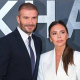 David und Victoria Beckham: mehr als nur getrennte Betten  Das Glamour-Paar verfügt über ein geschätztes Vermögen von einer halben Milliarde Euro – das eröffnet natürlich einige Möglichkeiten, wenn man sich entscheidet, für sich zu schlafen. Wieso sie sich dazu entschlossen, haben die beiden nie verraten, sie befürchteten wohl Presseberichte über eine Ehekrise. Jedenfalls ließen das Paar auf seinem Anwesen in Coltswoods mehr als nur zwei Schlafzimmer einrichten – Posh und Becks gönnte sich jeweils eine eigene Gebäudeflügel, mit Küchen, Schlafzimmern und Hinterhöfen. Grund für die Trennung auf Nachtzeit: unterschiedliche Lebensweisen. David Beckham gilt als geselliges Partytier, der nicht nur oft spät heimkommt, sondern auch gerne noch mal Freunde mitbringt. Davon bekommt Victoria Beckham in ihrem persönlichen Schlafreich nun nichts mehr mit.
