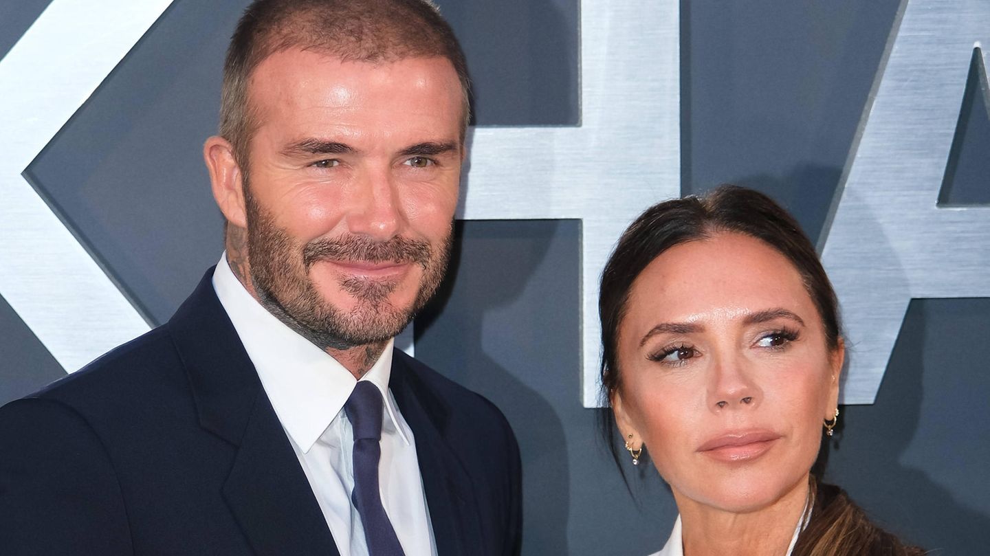 Sex in der Ehe: David und Victoria Beckham: mehr als nur getrennte Betten Das Glamour-Paar verfügt über ein geschätztes Vermögen von einer halben Milliarde Euro – das eröffnet natürlich einige Möglichkeiten, wenn man sich entscheidet, für sich zu schlafen. Wieso sie sich dazu entschlossen, haben die beiden nie verraten, sie befürchteten wohl Presseberichte über eine Ehekrise. Jedenfalls ließen das Paar auf seinem Anwesen in Coltswoods mehr als nur zwei Schlafzimmer einrichten – Posh und Becks gönnte sich jeweils eine eigene Gebäudeflügel, mit Küchen, Schlafzimmern und Hinterhöfen. Grund für die Trennung auf Nachtzeit: unterschiedliche Lebensweisen. David Beckham gilt als geselliges Partytier, der nicht nur oft spät heimkommt, sondern auch gerne noch mal Freunde mitbringt. Davon bekommt Victoria Beckham in ihrem persönlichen Schlafreich nun nichts mehr mit. David und Victoria Beckham: mehr als nur getrennte Betten Das Glamour-Paar verfügt über ein geschätztes Vermögen von einer halben Milliarde Euro – das eröffnet natürlich einige Möglichkeiten, wenn man sich entscheidet, für sich zu schlafen. Wieso sie sich dazu entschlossen, haben die beiden nie verraten, sie befürchteten wohl Presseberichte über eine Ehekrise. Jedenfalls ließen das Paar auf seinem Anwesen in Coltswoods mehr als nur zwei Schlafzimmer einrichten – Posh und Becks gönnte sich jeweils eine eigene Gebäudeflügel, mit Küchen, Schlafzimmern und Hinterhöfen. Grund für die Trennung auf Nachtzeit: unterschiedliche Lebensweisen. David Beckham gilt als geselliges Partytier, der nicht nur oft spät heimkommt, sondern auch gerne noch mal Freunde mitbringt. Davon bekommt Victoria Beckham in ihrem persönlichen Schlafreich nun nichts mehr mit.