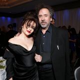 Helena Bonham Carter & Tim Burton: Er kam sie nachts immer besuchen  Ihre Ehe hielt 13 Jahre, und während dieser Zeit schliefen die Schauspielerin und der Regie-Exzentriker nicht nur in getrennten Betten – sondern in verschiedenen Welten. Ihr Haus in London hatte zwei Etagen, wie sie sagte, ihre war eher mädchenhaft-kitschig eingerichtet, seine gothisch-düster mit Skeletten. Für gemeinsame Nächte auf Dauer hatte das Paar einfach zu gegensätzliche Angewohnheiten: Burton, ein ewig Schlafloser, lief nachts umher oder schaute Fernsehen. Und wenn er endlich wegnickte, schnarchte er schwer. Sie wiederum redete ihm zu viel. Aber wie Helena Bonham Carter verriet: "Er kommt nachts immer zu Besuch, wirklich anrührend. Es ist wirklich eine großartige Idee. Man fühlt sich niemals überfallen oder zu emotionalen Kompromissen genötigt."  Trotzdem trennten sich Carter und Burton 2014 – getrennte Betten sind also kein Glücksgarant. Aber wohlmöglich hätten es die beiden Maniacs ohne getrennte Betten niemals so lange miteinander ausgehalten.