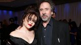 Helena Bonham Carter & Tim Burton: Er kam sie nachts immer besuchen  Ihre Ehe hielt 13 Jahre, und während dieser Zeit schliefen die Schauspielerin und der Regie-Exzentriker nicht nur in getrennten Betten – sondern in verschiedenen Welten. Ihr Haus in London hatte zwei Etagen, wie sie sagte, ihre war eher mädchenhaft-kitschig eingerichtet, seine gothisch-düster mit Skeletten. Für gemeinsame Nächte auf Dauer hatte das Paar einfach zu gegensätzliche Angewohnheiten: Burton, ein ewig Schlafloser, lief nachts umher oder schaute Fernsehen. Und wenn er endlich wegnickte, schnarchte er schwer. Sie wiederum redete ihm zu viel. Aber wie Helena Bonham Carter verriet: "Er kommt nachts immer zu Besuch, wirklich anrührend. Es ist wirklich eine großartige Idee. Man fühlt sich niemals überfallen oder zu emotionalen Kompromissen genötigt."  Trotzdem trennten sich Carter und Burton 2014 – getrennte Betten sind also kein Glücksgarant. Aber wohlmöglich hätten es die beiden Maniacs ohne getrennte Betten niemals so lange miteinander ausgehalten.