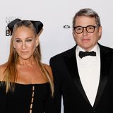 Sarah Jessica Parker: „Es hat uns sehr geholfen!“  Die Schauspielerin aus „Sex And The City“ und ihr Mann Matthew Broderick, ebenfalls Hollywood-Star, entschieden sich nach ihrer Hochzeit 1997 für eine Ehe-Konzept des „Conscious Coupling“ – der „bewussten Paarung“. Hilfreich, wenn man über etwas Kleingeld verfügt und zwei nebeneinanderliegende Häuser in New York bewohnt: So konnten sich der als absolut chaotisch geltende Broderick und die eher aufgeräumte Parker ihre eigenen Reiche einrichten, während eine eingerissene Trennwand für genügend Austausch zwischen den beiden sorgt. Wenn sie sich in New York aufhalten, nehmen sie die Abendessen gemeinsam mit ihren drei Kindern ein und statten sich gegenseitig Übernachtungsbesuche ab. Die 59-Jährige will es gar nicht mehr anders haben: „Ich weiß, dass das jetzt verrückt klingt, aber wir führen ein Leben, dass es uns erlaubt weg zu sein und wieder zusammen zu kommen. Sein Leben nimmt ihr hierhin, meins dorthin. Ich glaube fest, dass es uns sehr geholfen hat, weil wir deshalb so viel miteinander teilen können.“