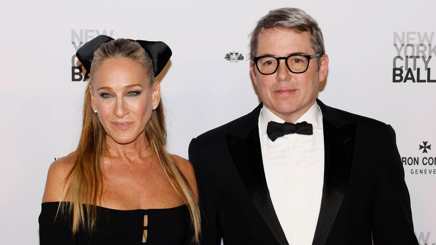 Sex in der Ehe: Sarah Jessica Parker: „Es hat uns sehr geholfen!“ Die Schauspielerin aus „Sex And The City“ und ihr Mann Matthew Broderick, ebenfalls Hollywood-Star, entschieden sich nach ihrer Hochzeit 1997 für eine Ehe-Konzept des „Conscious Coupling“ – der „bewussten Paarung“. Hilfreich, wenn man über etwas Kleingeld verfügt und zwei nebeneinanderliegende Häuser in New York bewohnt: So konnten sich der als absolut chaotisch geltende Broderick und die eher aufgeräumte Parker ihre eigenen Reiche einrichten, während eine eingerissene Trennwand für genügend Austausch zwischen den beiden sorgt. Wenn sie sich in New York aufhalten, nehmen sie die Abendessen gemeinsam mit ihren drei Kindern ein und statten sich gegenseitig Übernachtungsbesuche ab. Die 59-Jährige will es gar nicht mehr anders haben: „Ich weiß, dass das jetzt verrückt klingt, aber wir führen ein Leben, dass es uns erlaubt weg zu sein und wieder zusammen zu kommen. Sein Leben nimmt ihr hierhin, meins dorthin. Ich glaube fest, dass es uns sehr geholfen hat, weil wir deshalb so viel miteinander teilen können.“ Sarah Jessica Parker: „Es hat uns sehr geholfen!“ Die Schauspielerin aus „Sex And The City“ und ihr Mann Matthew Broderick, ebenfalls Hollywood-Star, entschieden sich nach ihrer Hochzeit 1997 für eine Ehe-Konzept des „Conscious Coupling“ – der „bewussten Paarung“. Hilfreich, wenn man über etwas Kleingeld verfügt und zwei nebeneinanderliegende Häuser in New York bewohnt: So konnten sich der als absolut chaotisch geltende Broderick und die eher aufgeräumte Parker ihre eigenen Reiche einrichten, während eine eingerissene Trennwand für genügend Austausch zwischen den beiden sorgt. Wenn sie sich in New York aufhalten, nehmen sie die Abendessen gemeinsam mit ihren drei Kindern ein und statten sich gegenseitig Übernachtungsbesuche ab. Die 59-Jährige will es gar nicht mehr anders haben: „Ich weiß, dass das jetzt verrückt klingt, aber wir führen ein Leben, dass es uns erlaubt weg zu sein und wieder zusammen zu kommen. Sein Leben nimmt ihr hierhin, meins dorthin. Ich glaube fest, dass es uns sehr geholfen hat, weil wir deshalb so viel miteinander teilen können.“
