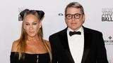 Sarah Jessica Parker: „Es hat uns sehr geholfen!“  Die Schauspielerin aus „Sex And The City“ und ihr Mann Matthew Broderick, ebenfalls Hollywood-Star, entschieden sich nach ihrer Hochzeit 1997 für eine Ehe-Konzept des „Conscious Coupling“ – der „bewussten Paarung“. Hilfreich, wenn man über etwas Kleingeld verfügt und zwei nebeneinanderliegende Häuser in New York bewohnt: So konnten sich der als absolut chaotisch geltende Broderick und die eher aufgeräumte Parker ihre eigenen Reiche einrichten, während eine eingerissene Trennwand für genügend Austausch zwischen den beiden sorgt. Wenn sie sich in New York aufhalten, nehmen sie die Abendessen gemeinsam mit ihren drei Kindern ein und statten sich gegenseitig Übernachtungsbesuche ab. Die 59-Jährige will es gar nicht mehr anders haben: „Ich weiß, dass das jetzt verrückt klingt, aber wir führen ein Leben, dass es uns erlaubt weg zu sein und wieder zusammen zu kommen. Sein Leben nimmt ihr hierhin, meins dorthin. Ich glaube fest, dass es uns sehr geholfen hat, weil wir deshalb so viel miteinander teilen können.“
