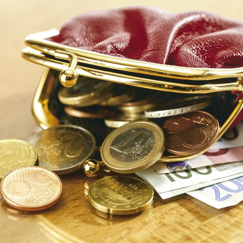 Offene Geldbörse und scheine