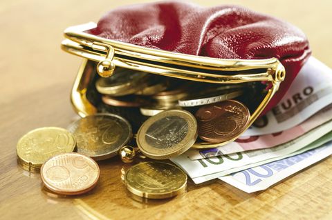 Offene Geldbörse und scheine