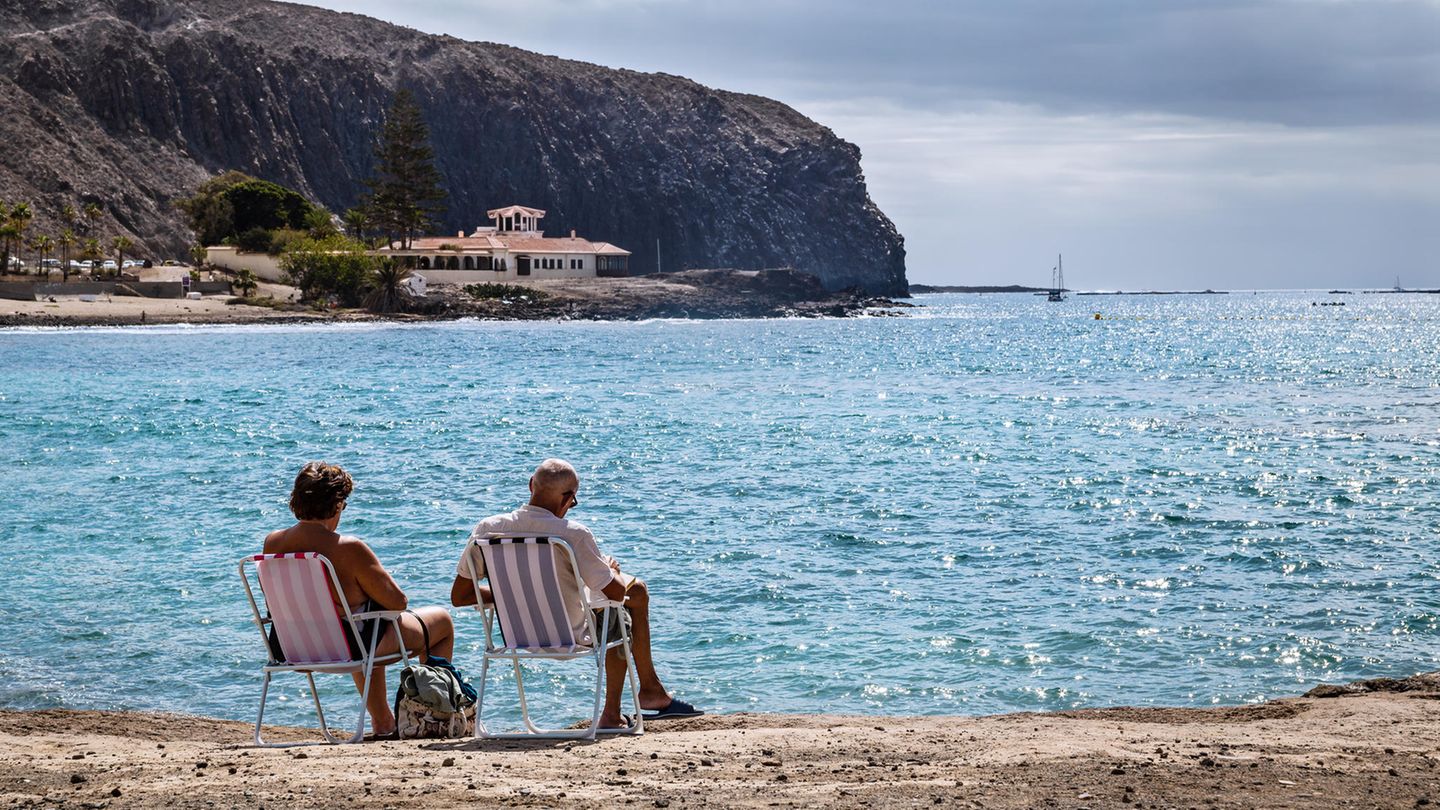 Pension in Spanien: Älteres Ehepaar am Strand von Los Cristianos auf Teneriffa