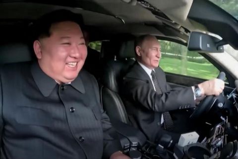 Skurrile Bilder: Putin chauffiert Kim im Luxus-Auto durch Pjöngjang