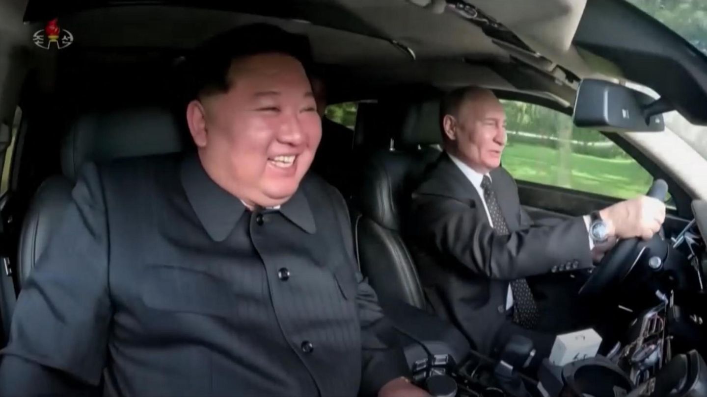 Staatsbesuch in Nordkorea: Skurrile Bilder: Putin chauffiert Kim im Luxus-Auto durch Pjöngjang