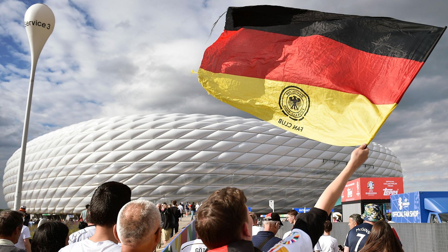 EM-Auftakt in München: Fans laufen mit Deutschland-Fahne zum Stadion