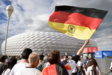 EM-Auftakt in München: Fans laufen mit Deutschland-Fahne zum Stadion