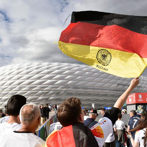 EM-Auftakt in München: Fans laufen mit Deutschland-Fahne zum Stadion