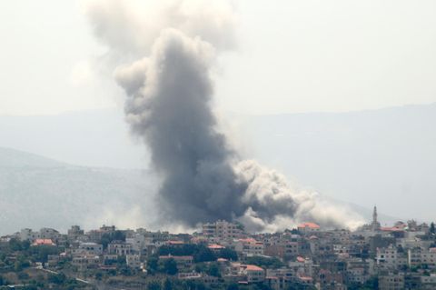 Rauch steigt nach einem israelischen Angriff – möglicherweise auf Hisbollah-Kämpfer – im Dorf Yaroun im Süden des Libanon auf