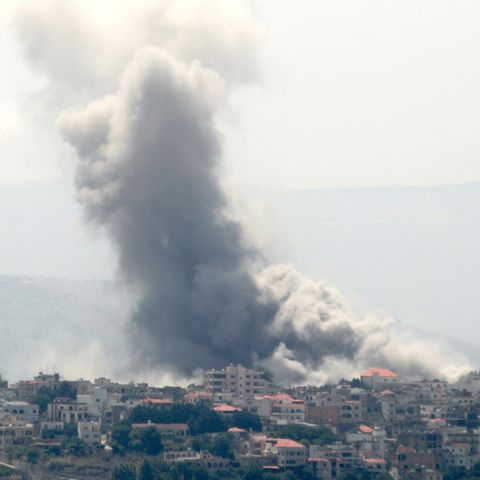 Rauch steigt nach einem israelischen Angriff – möglicherweise auf Hisbollah-Kämpfer – im Dorf Yaroun im Süden des Libanon auf
