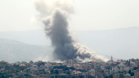 Rauch steigt nach einem israelischen Angriff – möglicherweise auf Hisbollah-Kämpfer – im Dorf Yaroun im Süden des Libanon auf