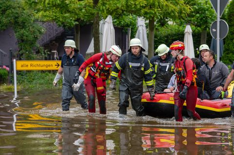 Feuerwehr transportiert Anwohner in Wertingen, Illustration zum Thema Pflichtversicherung