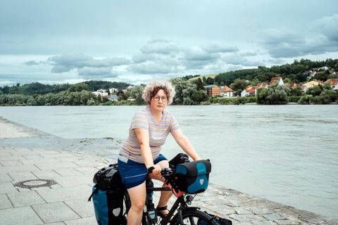 Rebecca Sellentin auf den Fahrrad in Passau