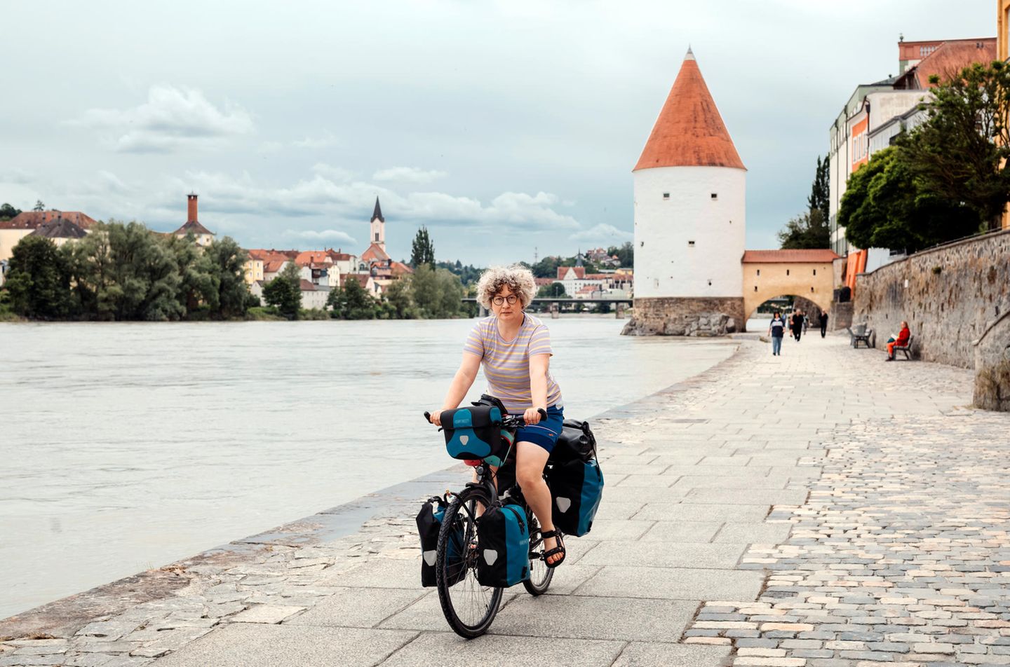 Radeln im Hochwassergebiet: Rebecca Sellentin auf dem Fahrrad in Passau