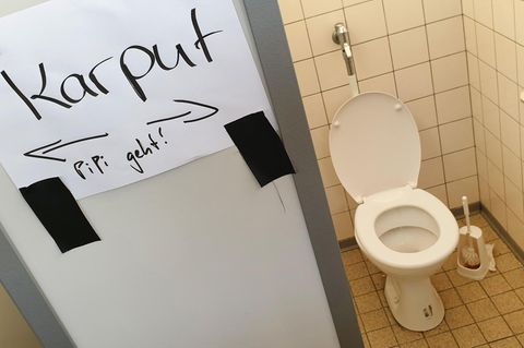 Das Foto zeigt eine verstopfte Schultoilette (Symbolbild)
