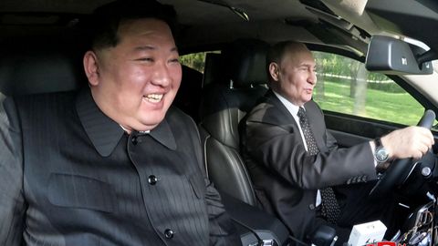 Wladimir Putin kutschiert Kim Jong Un durch Pjöngjang